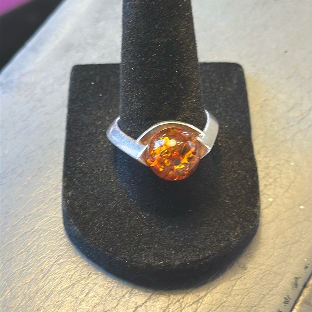 Ring vintage honey Amber platinum over silver MODENIST European ring. Size 8.​​